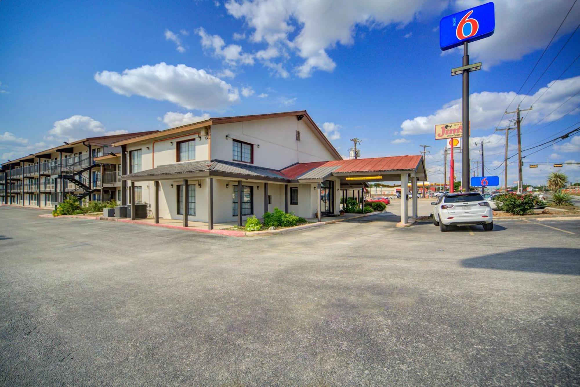Motel 6 San Antonio, Tx I-35 North Corridor Eksteriør billede